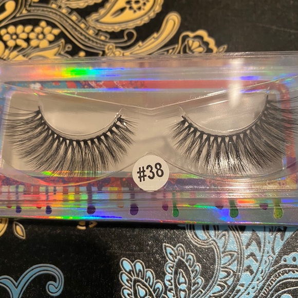 Mink Lashes - Picture 2 of 4